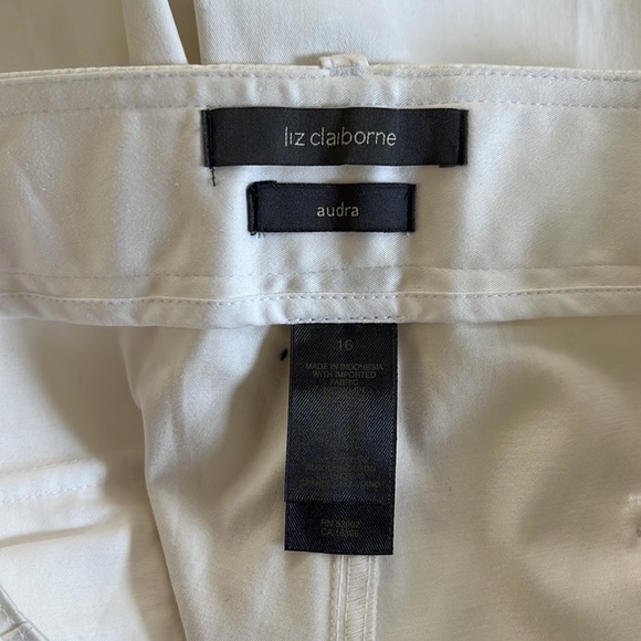 Liz Claiborne Audra Bermuda shorts. - Picture 8 of 9